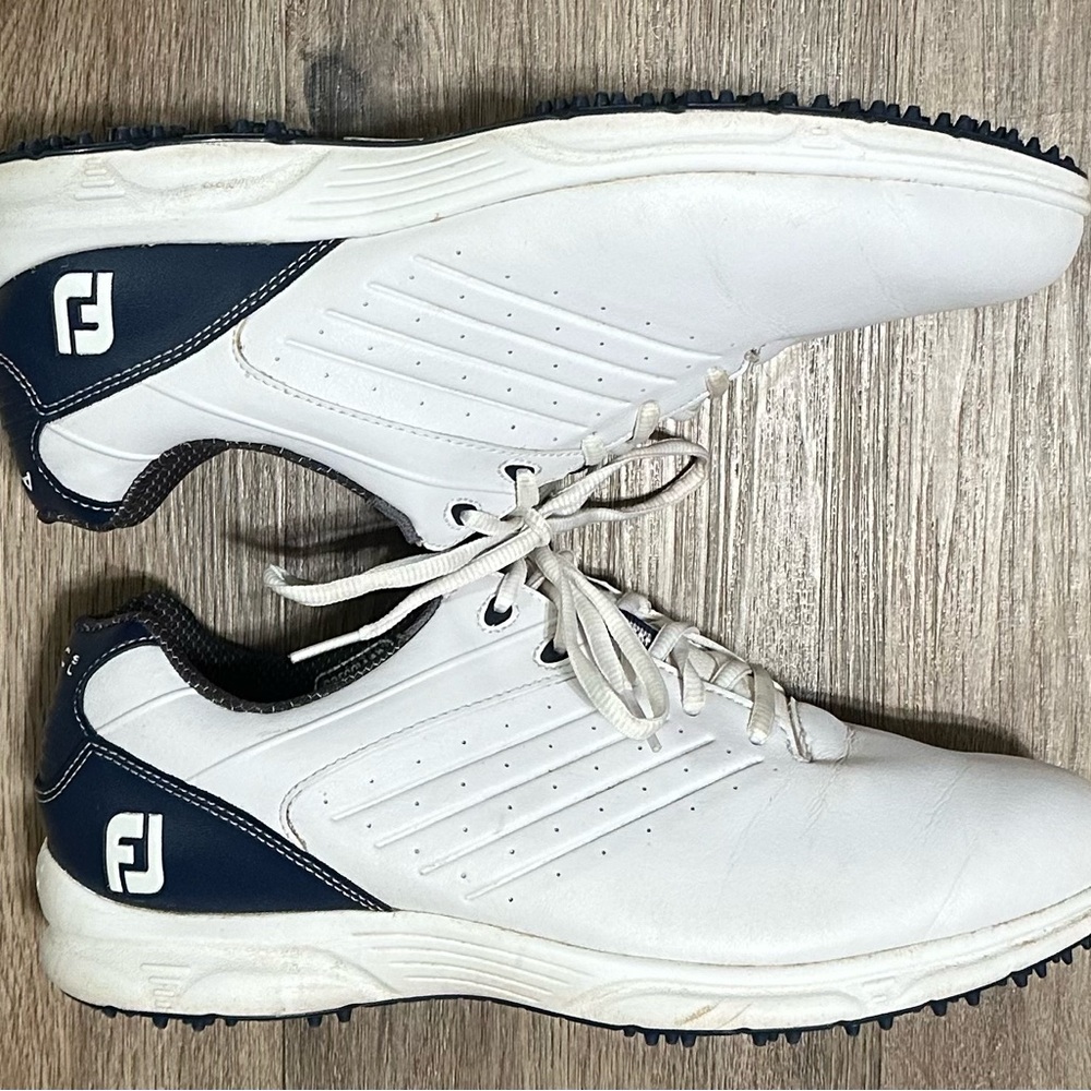 Footjoy Arc SL men’s spikeless golf shoes.
